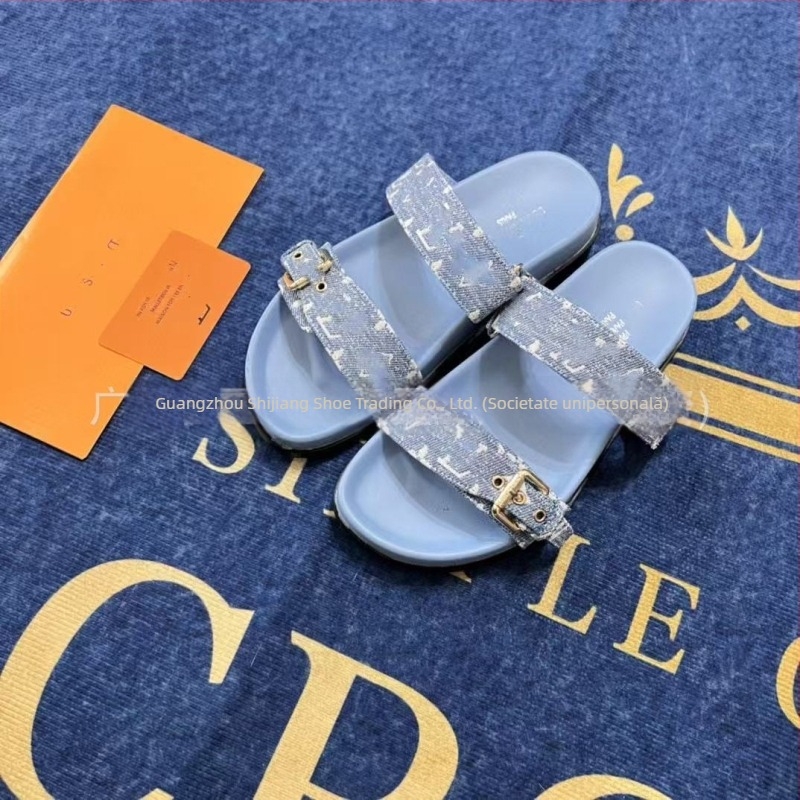 Papuci flip-flop unisex cu monogramă, talpă din cauciuc, cataramă metalică, partea superioară din piele microfibră