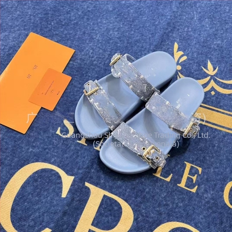 Papuci flip-flop unisex cu monogramă, talpă din cauciuc, cataramă metalică, partea superioară din piele microfibră