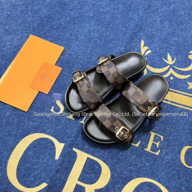 Papuci flip-flop unisex cu monogramă, talpă din cauciuc, cataramă metalică, partea superioară din piele microfibră