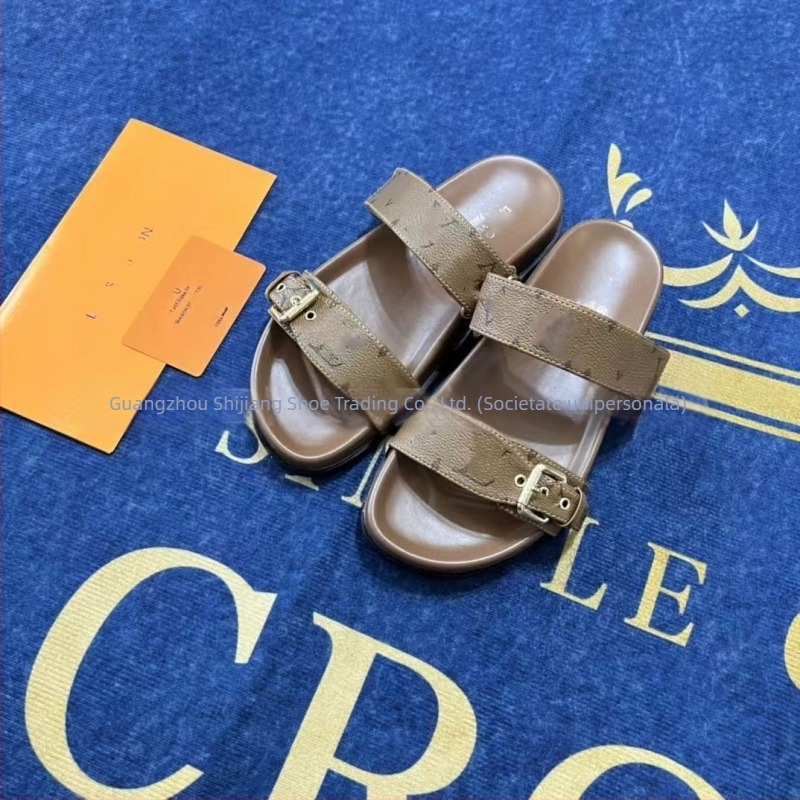 Papuci flip-flop unisex cu monogramă, talpă din cauciuc, cataramă metalică, partea superioară din piele microfibră