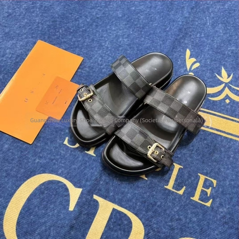 Papuci flip-flop unisex cu monogramă, talpă din cauciuc, cataramă metalică, partea superioară din piele microfibră