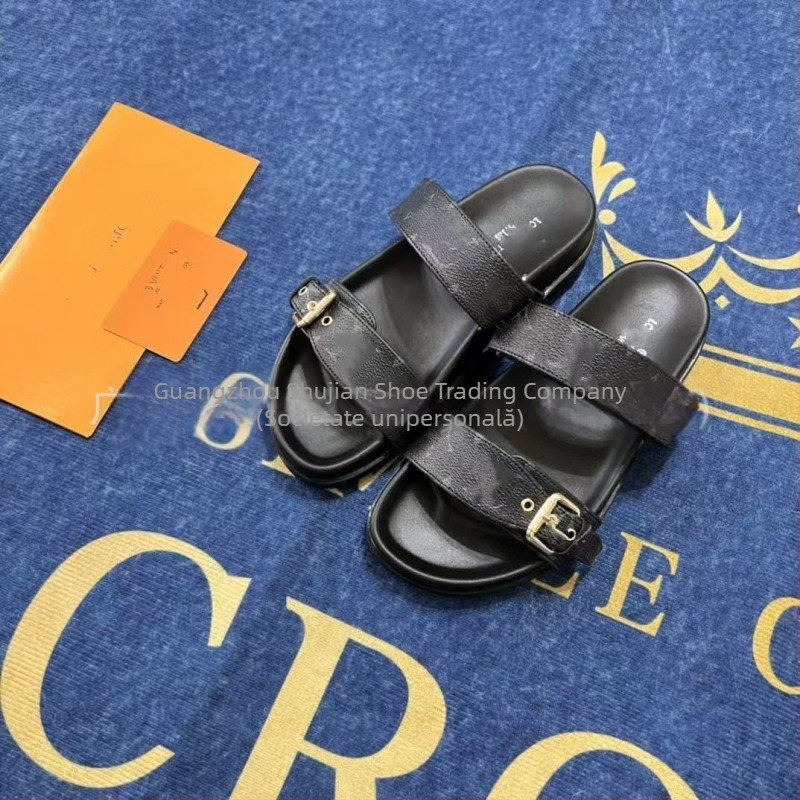 Papuci flip-flop unisex cu monogramă, talpă din cauciuc, cataramă metalică, partea superioară din piele microfibră