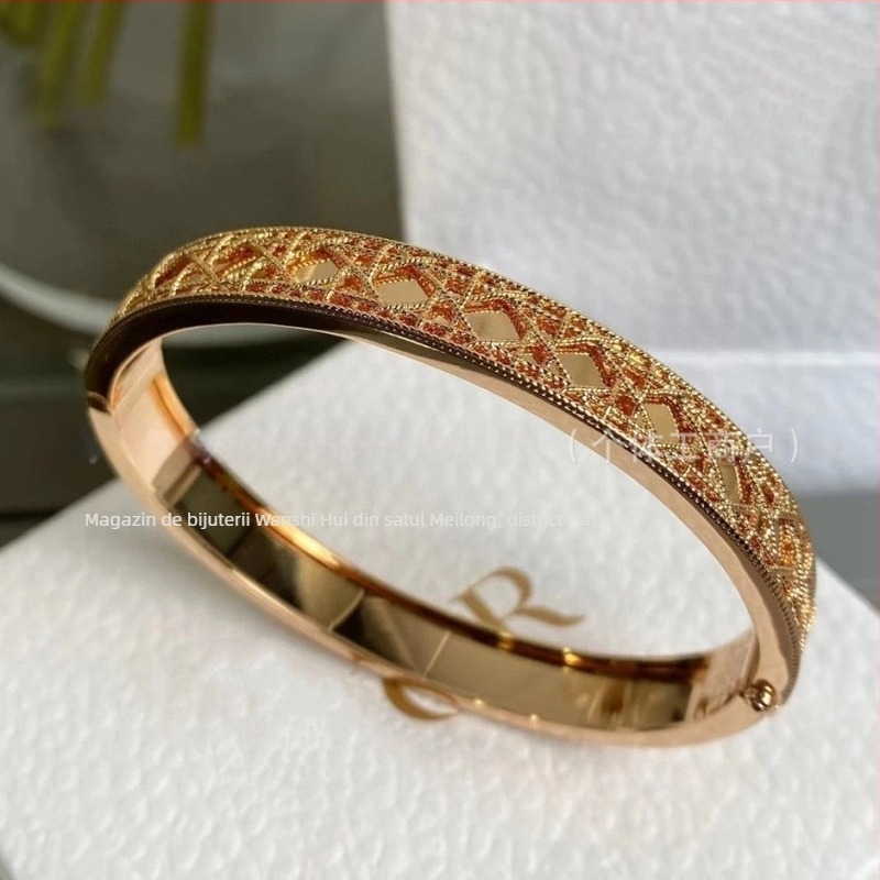 Brățară cu model romb din ratan și bandă răsucită, gol; finisaj V gold; electroplacare; Origine Shantou; Lansare vară 2025; Stil lux lejer