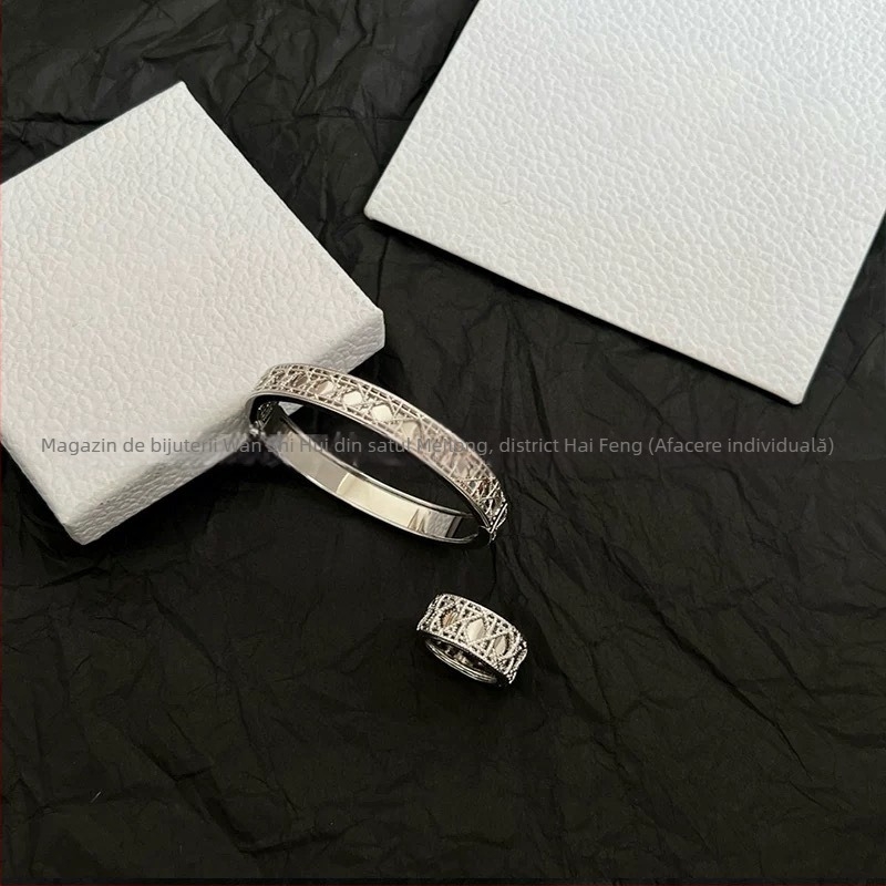 Brățară cu model romb din ratan și bandă răsucită, gol; finisaj V gold; electroplacare; Origine Shantou; Lansare vară 2025; Stil lux lejer