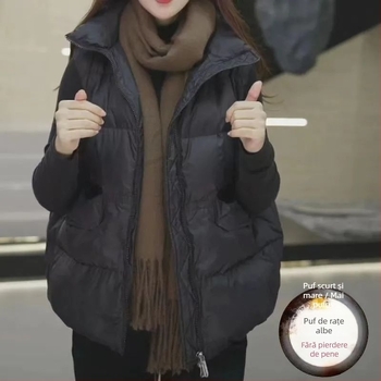 Vesta de damă cu puf, croială lejeră, țesătură Chenille cu elastan, umplutură din puf de rață alb, conținut puf 81–85%, lungime ultra-scurtă ≤40 cm, guler înalt