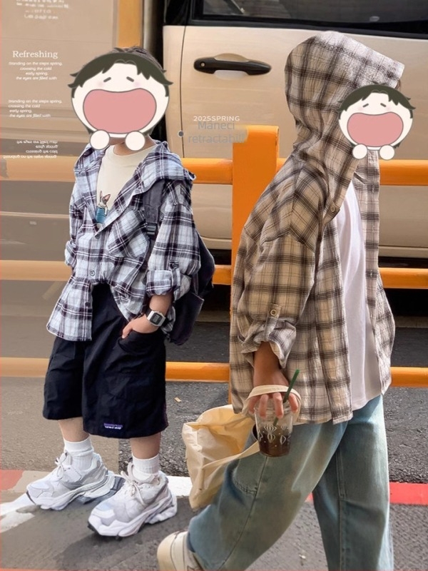 Cămașă pentru copii cu glugă, model în carouri, din bumbac, mâneci lungi.