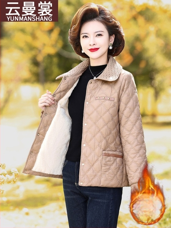 Jachetă scurtă de iarnă pentru femei, material poliester ≥95%, umplutură poliester-bumbac, model romb, guler rever, croială lejeră.