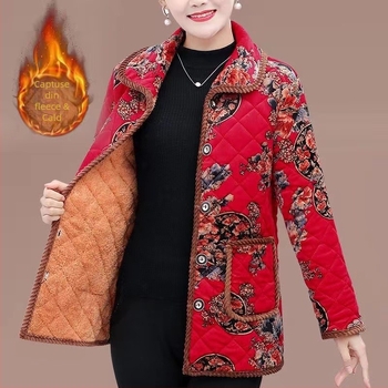 Palton de iarnă cu umplutură din bumbac, căptușit cu fleece, croială lejeră, închidere cu nasturi pe un singur rând, lungime 50–65 cm.