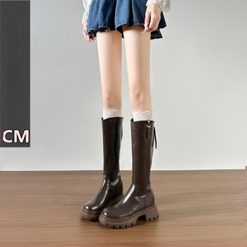 Cizme feminine tip cavaler, toc înalt și gros (6–8 cm), înălțime a gambelor mari, fermoar pe spate, talpă din cauciuc, căptușeală din microfibră