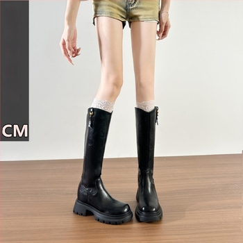 Cizme feminine tip cavaler, toc înalt și gros (6–8 cm), înălțime a gambelor mari, fermoar pe spate, talpă din cauciuc, căptușeală din microfibră