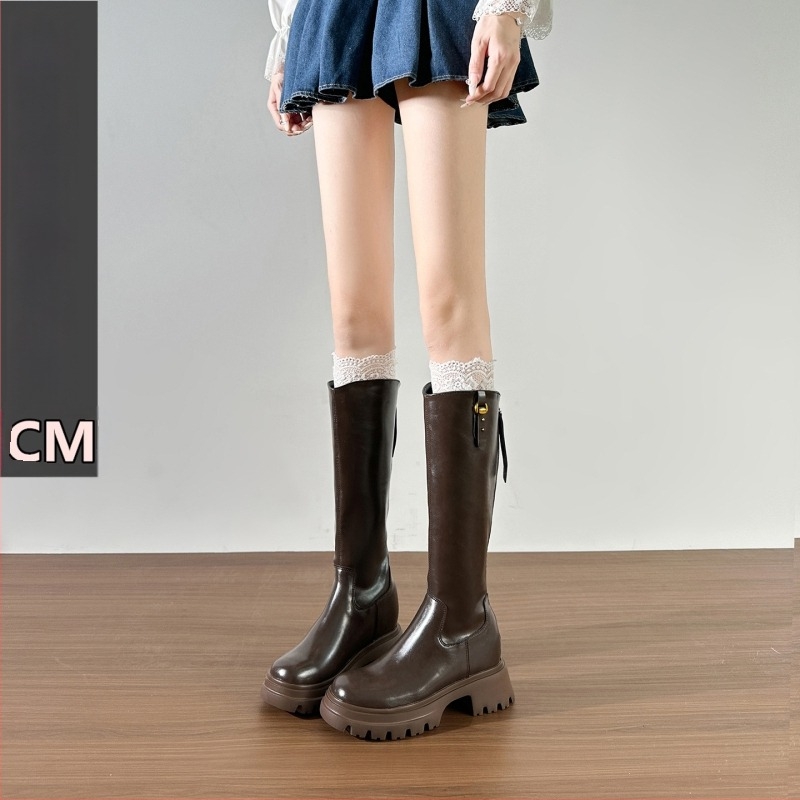 Cizme feminine tip cavaler, toc înalt și gros (6–8 cm), înălțime a gambelor mari, fermoar pe spate, talpă din cauciuc, căptușeală din microfibră