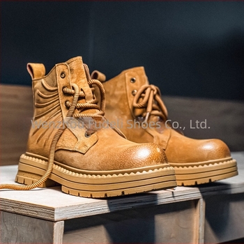 Ghete Martin, din piele de porc, talpă din cauciuc, toc mediu 3–5 cm, înălțime medie a gâtului bocancului