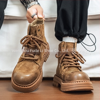 Ghete Martin, din piele de porc, talpă din cauciuc, toc mediu 3–5 cm, înălțime medie a gâtului bocancului