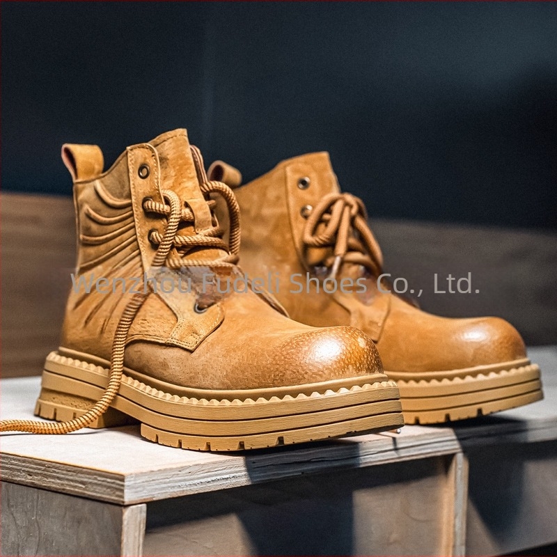 Ghete Martin, din piele de porc, talpă din cauciuc, toc mediu 3–5 cm, înălțime medie a gâtului bocancului