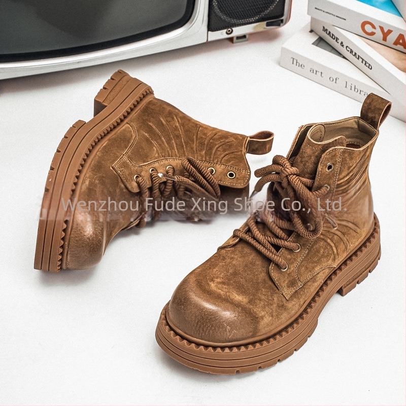 Ghete Martin, din piele de porc, talpă din cauciuc, toc mediu 3–5 cm, înălțime medie a gâtului bocancului