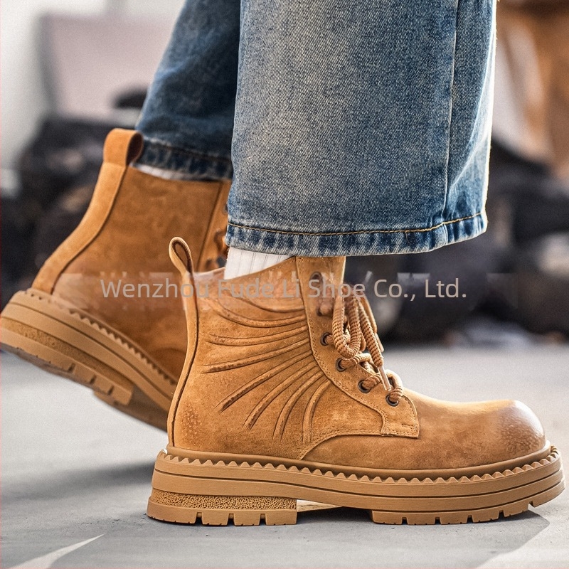 Ghete Martin, din piele de porc, talpă din cauciuc, toc mediu 3–5 cm, înălțime medie a gâtului bocancului