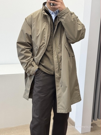 Palton impermeabil cu guler înalt, croială scurtă, închidere cu nasturi, țesătură modală