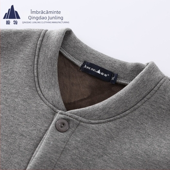 Cardigan masculin căptușit cu fleece pentru iarnă, decolteu în V, mâneci lungi, închidere frontală cu nasturi simple, buzunare aplicate tridimensionale