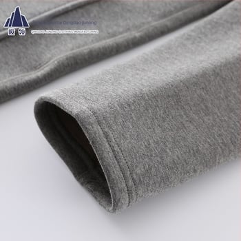 Cardigan masculin căptușit cu fleece pentru iarnă, decolteu în V, mâneci lungi, închidere frontală cu nasturi simple, buzunare aplicate tridimensionale