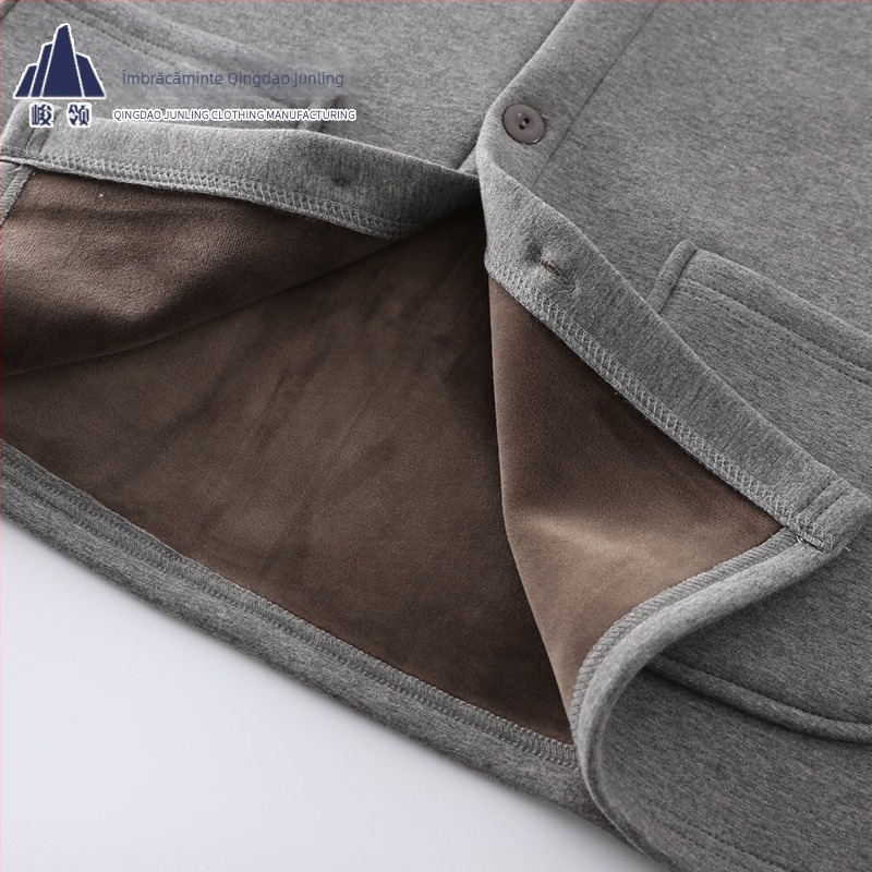 Cardigan masculin căptușit cu fleece pentru iarnă, decolteu în V, mâneci lungi, închidere frontală cu nasturi simple, buzunare aplicate tridimensionale