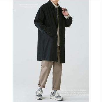 Palton bărbătesc în stil tineresc, lungime medie, guler rever, închidere frontală cu nasturi