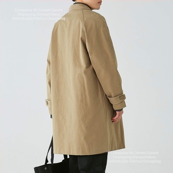 Palton bărbătesc în stil tineresc, lungime medie, guler rever, închidere frontală cu nasturi