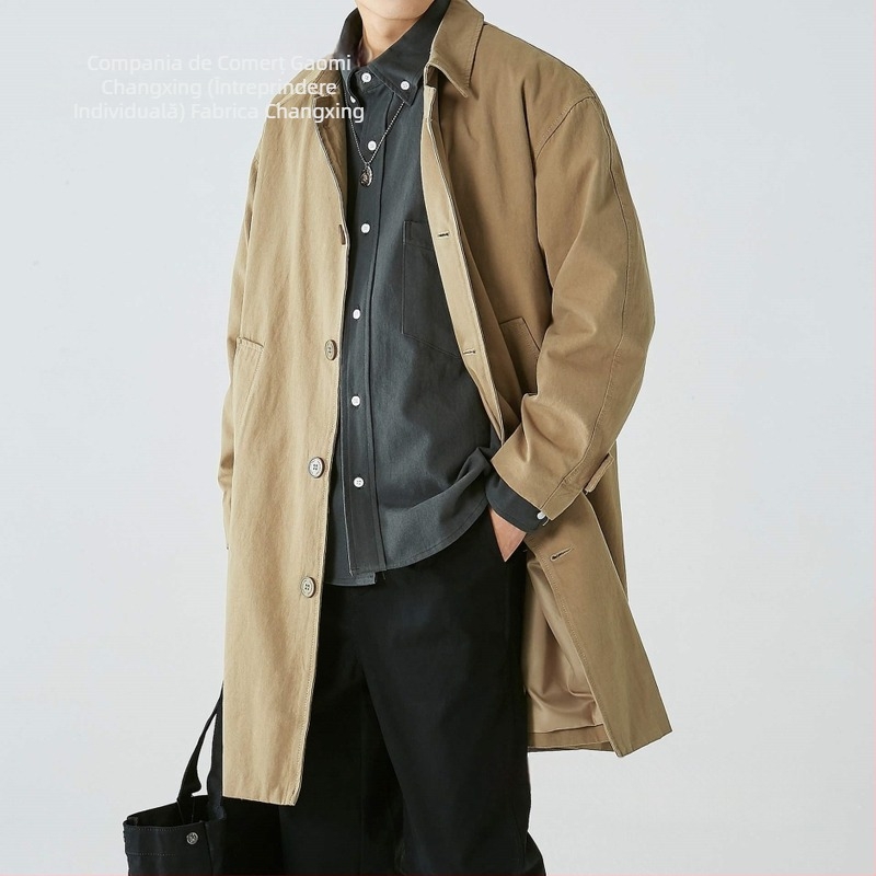 Palton bărbătesc în stil tineresc, lungime medie, guler rever, închidere frontală cu nasturi