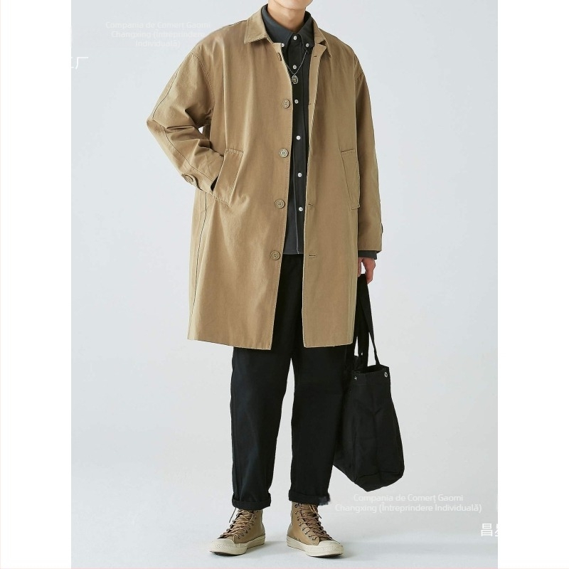 Palton bărbătesc în stil tineresc, lungime medie, guler rever, închidere frontală cu nasturi