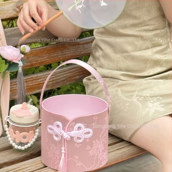 Cutie cadou rotundă în formă de găleată, decor brocart în stil Cheongsam pentru nunți, din țesătură, origine Dongyang, Zhejiang, ambalaj cadou