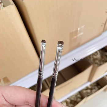 Pensulă pentru fard de ochi – detalii, păr de cal, mâner din lemn de abanos, lung, ambalaj single