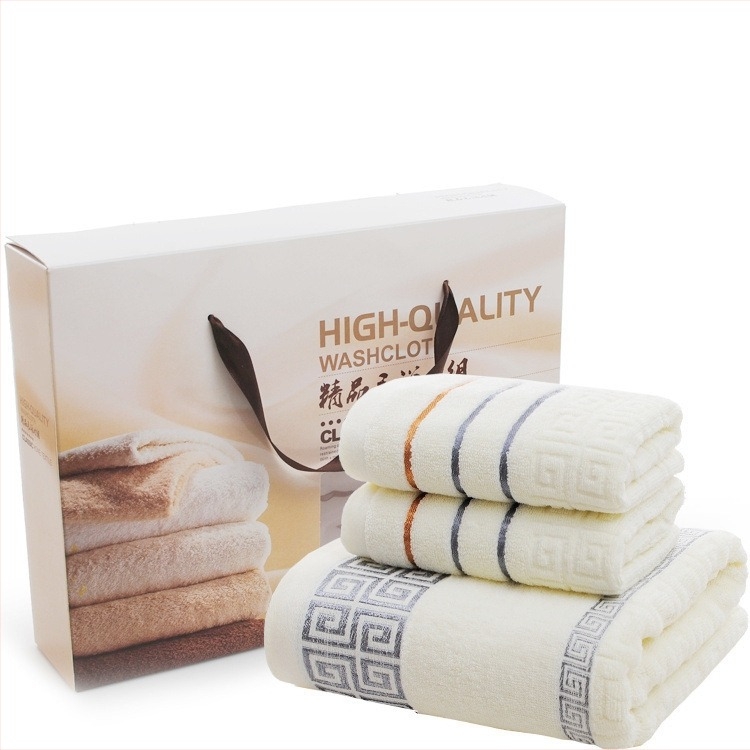 Set de trei prosoape de baie din bumbac, în cutie cadou cu logo brodat – prosoape pentru adulți, absorbante