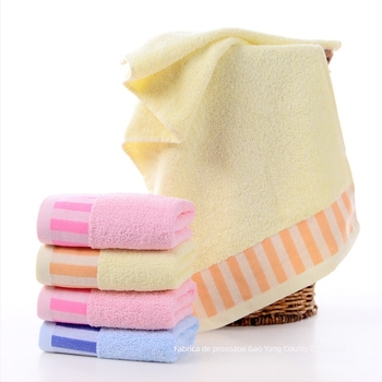 Prosop din bumbac cu jacquard în formă de taste de pian, gros și moale; Material: poliester-bumbac; Greutate: 80-100 g; Compoziția: bumbac.