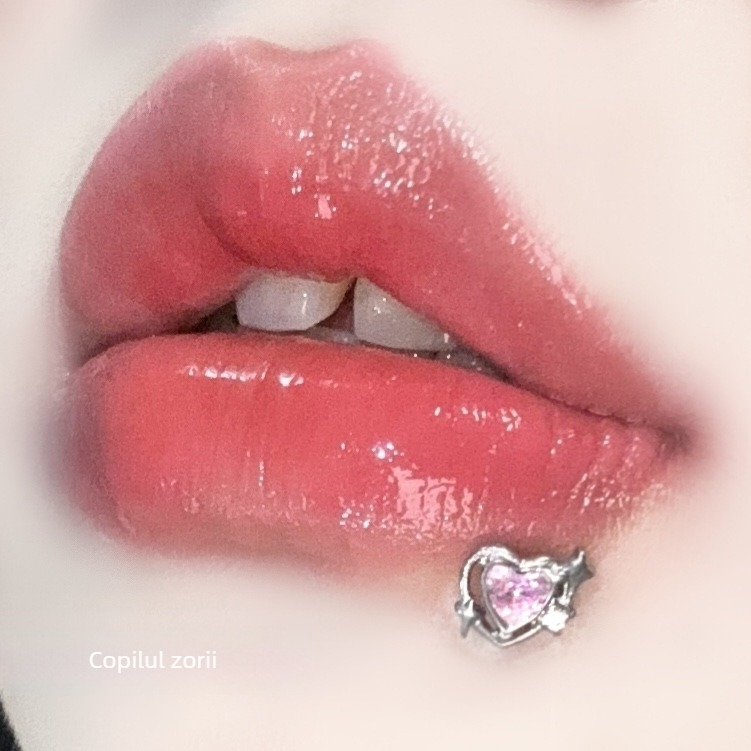 Piercing pentru buze cu filet intern – oțel titan, lucrat manual, stil geometric