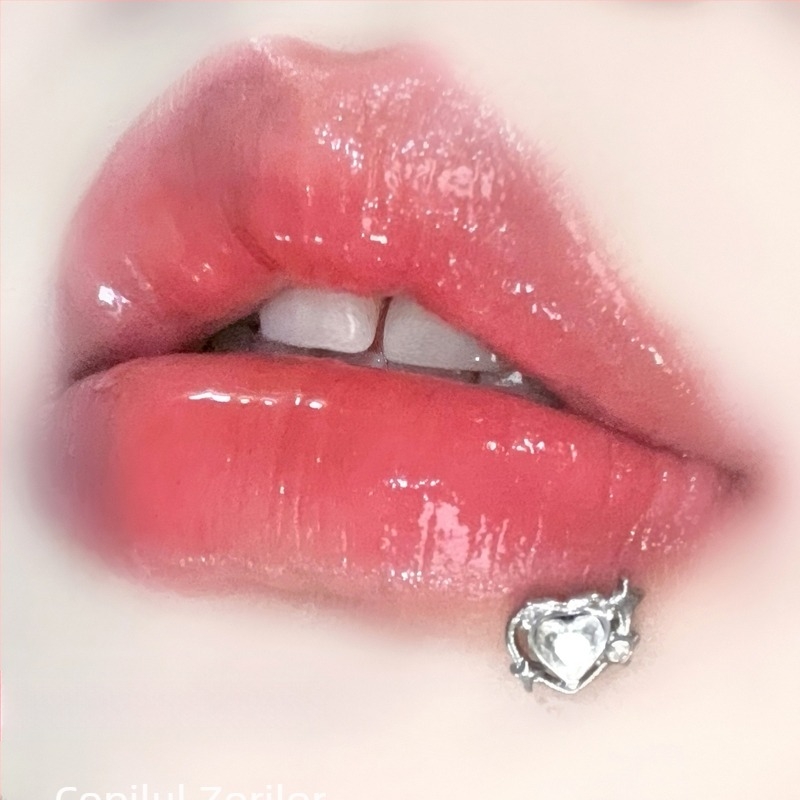 Piercing pentru buze cu filet intern – oțel titan, lucrat manual, stil geometric