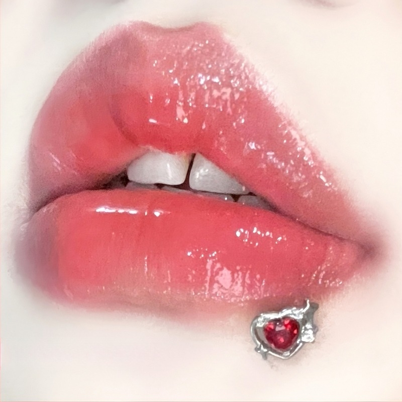 Piercing pentru buze cu filet intern – oțel titan, lucrat manual, stil geometric