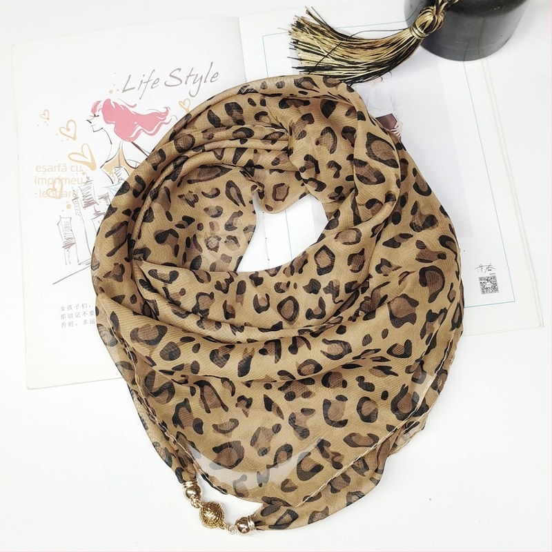 Șal din chiffon Leopard cu cataromă magnetică și pandantiv – accesoriu ușor, potrivit pentru primăvară, vară, toamnă; personalizabil; lansare toamnă 2024