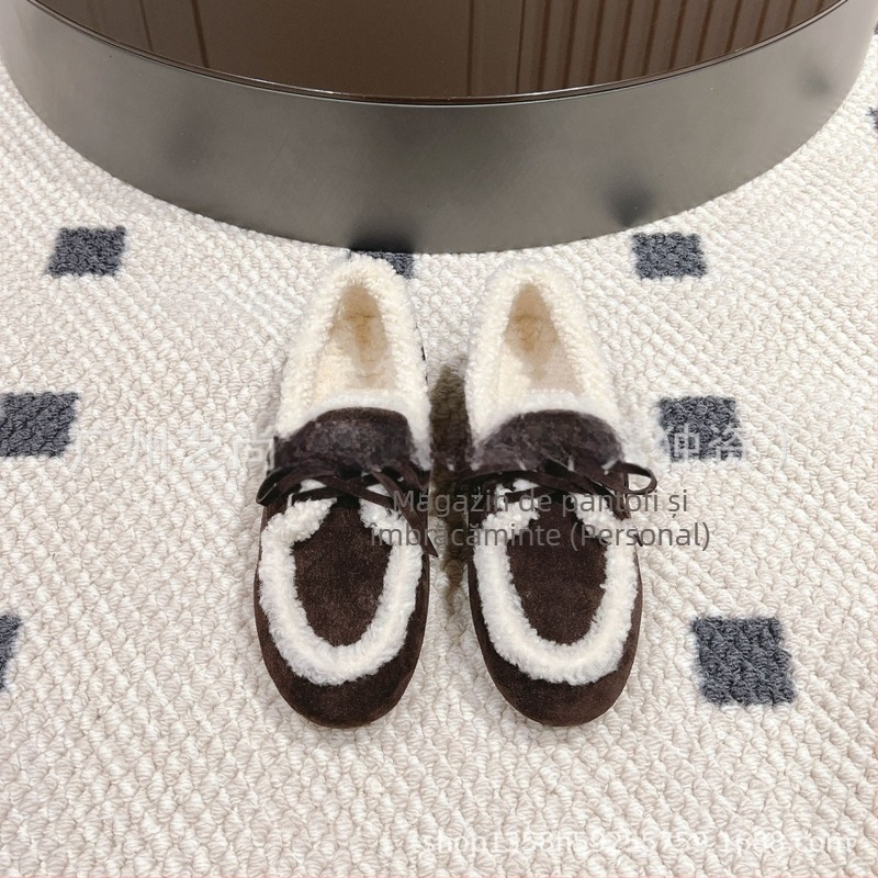 Mocasin din piele de capră, căptușit cu lână, șireturi, talpă din cauciuc