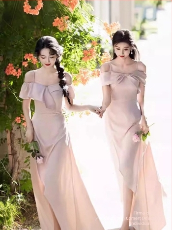 Rochie pentru domnișoarele de onoare, talie înaltă, fustă lungă în linie A, decolteu pe un umăr cu rever dublu, stil prințesă