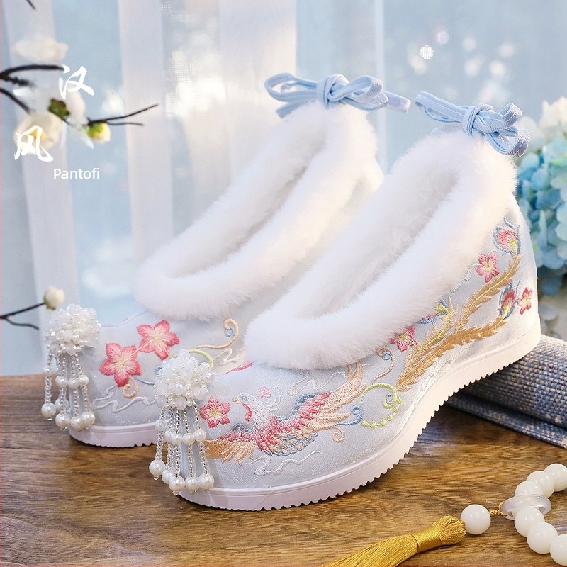 Pantofi din pânză pentru femei, inspirați de Hanfu, cu funda brodată și motiv animal, căptuți cu blană sintetică, branț cu creștere înălțime, partea superioară din bumbac, talpă din cauciuc, toc înclinat 6–8 cm