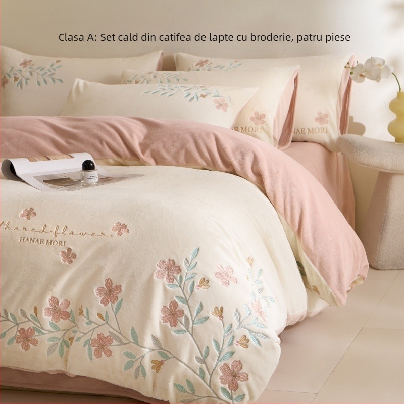 Set de pat din velur de lapte, patru piese, cu husă de pilotă brodată, accente din velur coral, model plante și flori, imprimare reactiva