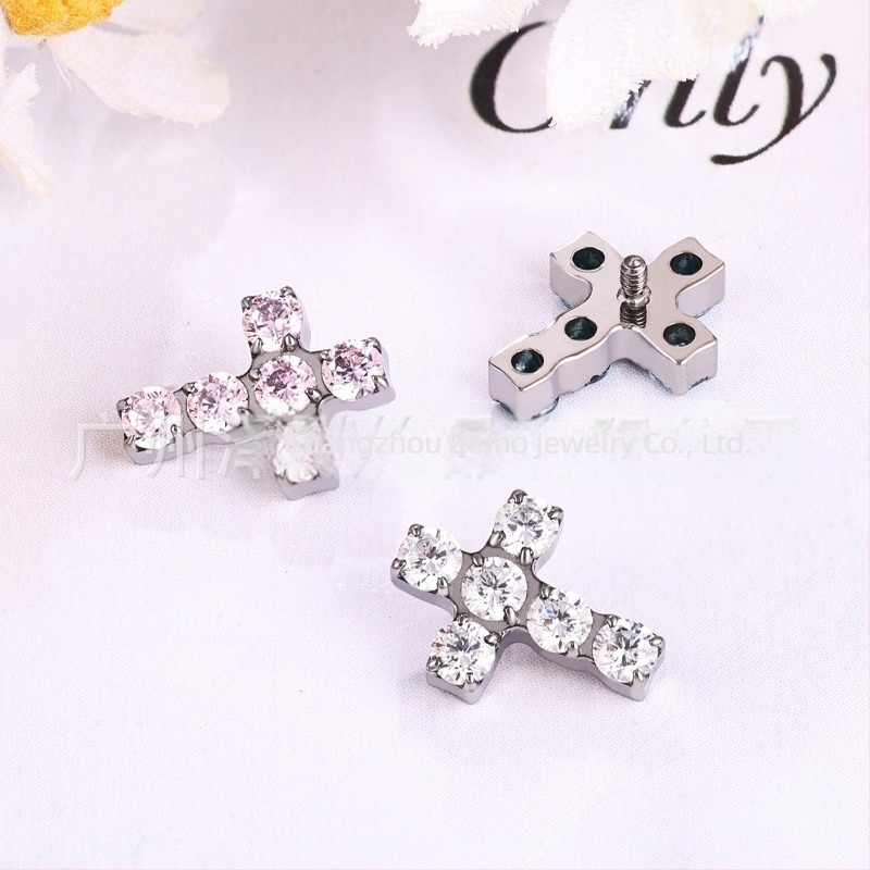 Buton de ureche în formă de cruce din aliaj de titan F136, cu insertie de diamant și zirconiu