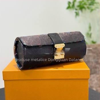 Cutie cilindrică pentru ceasuri și bijuterii, piele rezistentă, lux lejer, capacitate mare; 100 bucăți în cutie; import: Nu; imprimarea siglei: Nu este posibilă; Personalizare: Nu; Lansare primăvara 2025