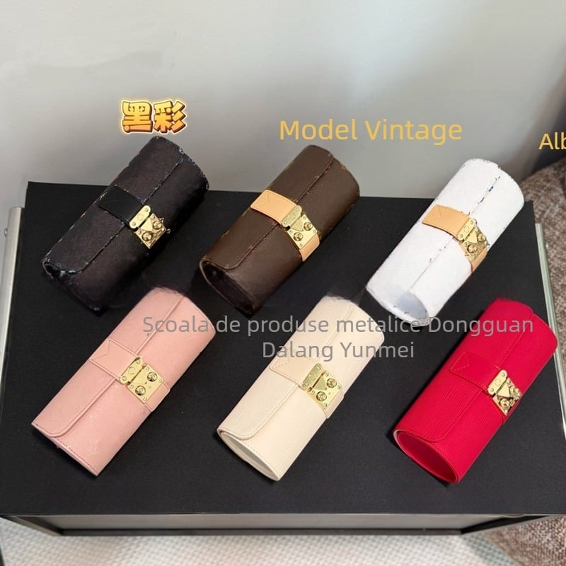 Cutie cilindrică pentru ceasuri și bijuterii, piele rezistentă, lux lejer, capacitate mare; 100 bucăți în cutie; import: Nu; imprimarea siglei: Nu este posibilă; Personalizare: Nu; Lansare primăvara 2025