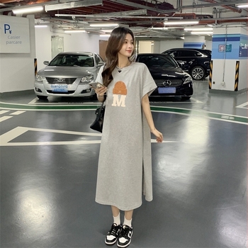 Rochie tip tricou cu despicătură laterală, mâneci scurte, guler rotund, lungime 65-80 cm, material mătase de lapte, poliester 95%+