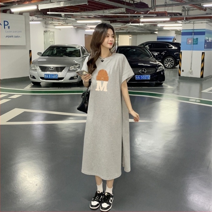 Rochie tip tricou cu despicătură laterală, mâneci scurte, guler rotund, lungime 65-80 cm, material mătase de lapte, poliester 95%+