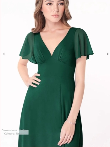 Rochie de domnișoară din șifon, decolteu adânc în V, mâneci scurte cu volane, spate decupat cu șiret, lungă, croială A-line cu deschidere la tiv.