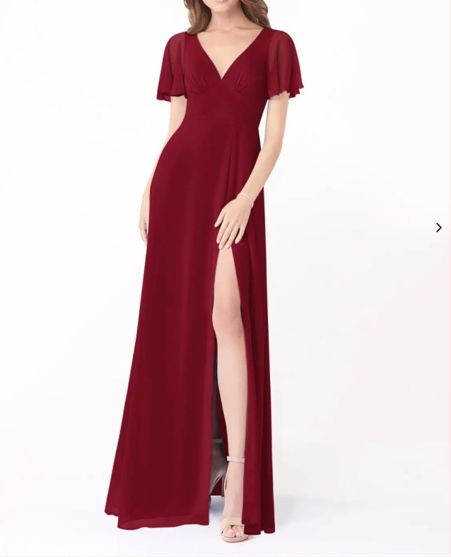 Rochie de domnișoară din șifon, decolteu adânc în V, mâneci scurte cu volane, spate decupat cu șiret, lungă, croială A-line cu deschidere la tiv.