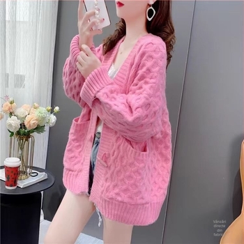 Cardigan tricotat cu nasturi din corn, decolteu în V, croială lejeră, lungime medie, material chenille cu elastan