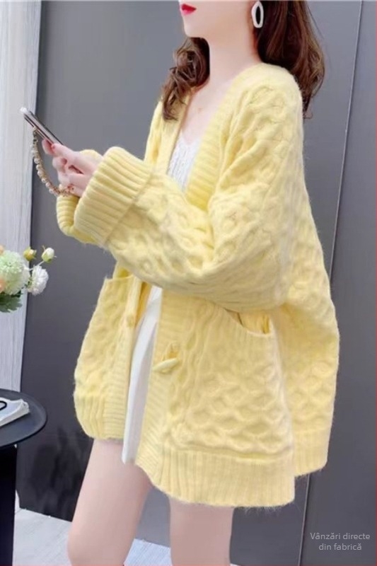 Cardigan tricotat cu nasturi din corn, decolteu în V, croială lejeră, lungime medie, material chenille cu elastan