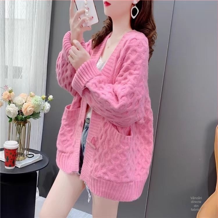 Cardigan tricotat cu nasturi din corn, decolteu în V, croială lejeră, lungime medie, material chenille cu elastan